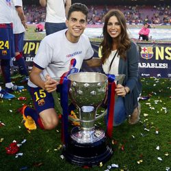 Marc Bartra y Melissa Jiménez con la Copa de La Liga ganada por el Barça
