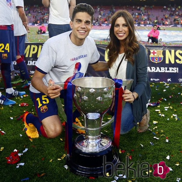 Marc Bartra y Melissa Jiménez con la Copa de La Liga ganada por el Barça