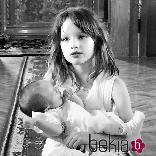Las hijas de Milla Jovovich en el bautizo de su hija pequeña Dashiel