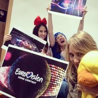 Alba Carrillo viendo Eurovisión 2015 en su despedida de soltera con sus amigas en Salamanca
