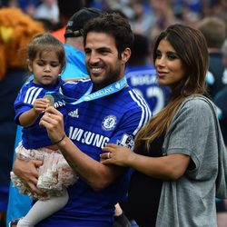 Cesc Fàbregas celebra la Premier League con Daniella Semaan y su hija Lia