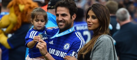 Cesc Fàbregas celebra la Premier League con Daniella Semaan y su hija Lia