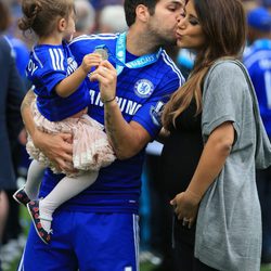 Cesc Fàbregas besa a Daniella Semaan junto a su hija Lia en la celebración de la Premier League del Chelsea