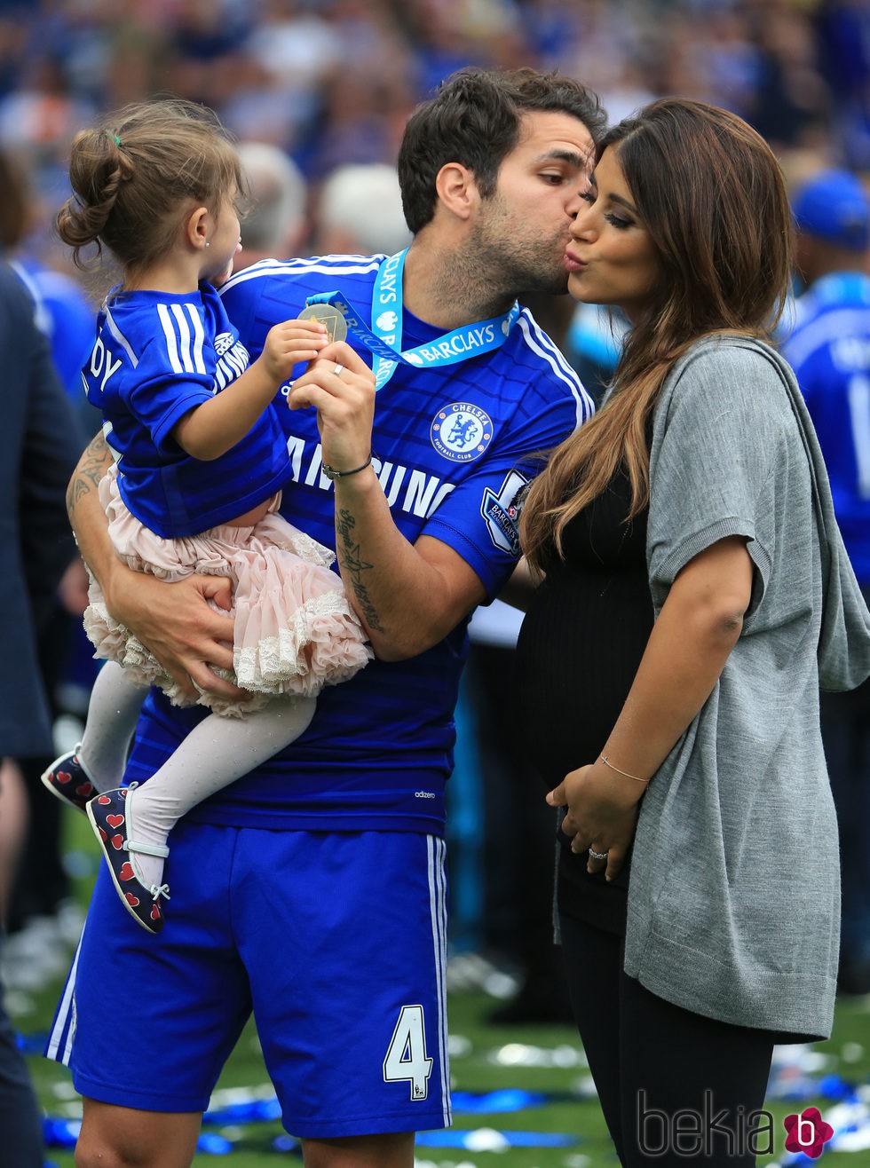 Cesc Fàbregas besa a Daniella Semaan junto a su hija Lia en la celebración de la Premier League del Chelsea