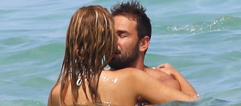 Marko Jaric dándose un beso en la playa con su nueva novia