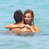 Marko Jaric abrazándo en el agua a su nueva novia