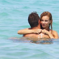 Marko Jaric abrazándo en el agua a su nueva novia