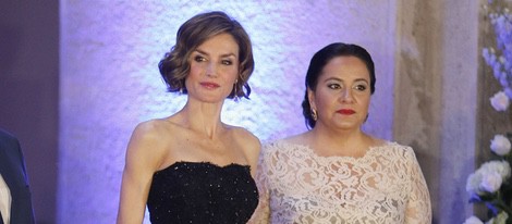 La Reina Letizia y la Primera Dama hondureña Ana García en una cena de gala en Honduras