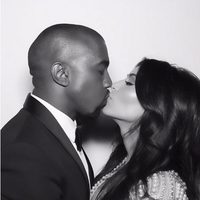 Kim Kardashian y Kanye West dándose un beso en una foto de su reportaje de boda