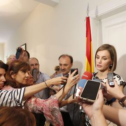 La Reina Letizia atendiendo a los medios de comunicación en su viaje a Honduras