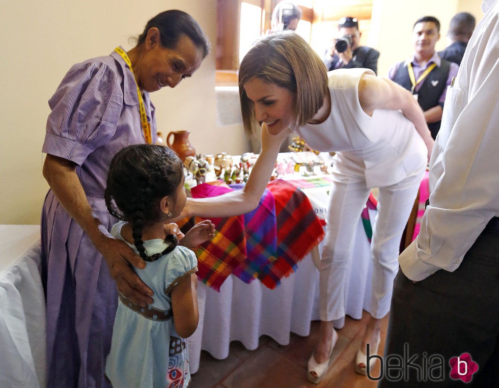 La Reina Letizia saca su salo más maternal durante su visita a Comayagua, Honduras