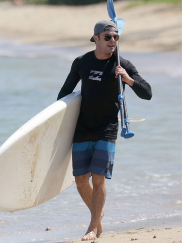 Zac Efron de vacaciones en Hawaii practicando paddle surf