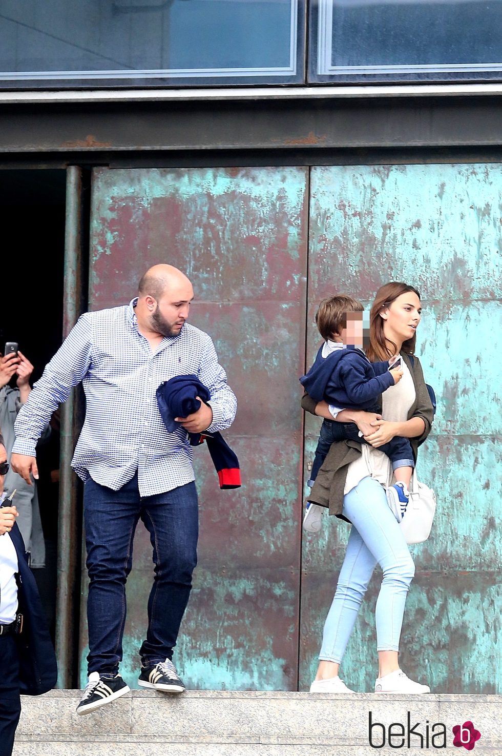 Kiko Rivera con su novia Irene Rosales y su hijo Francisco saliendo de los Juzgados de San Sebastián