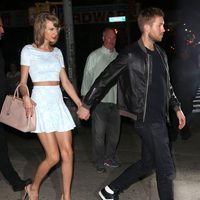 Taylor Swift con Calvin Harris dirigiéndose a Little Italy
