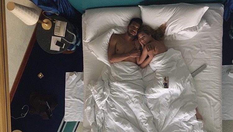 Tamara Gorro y Ezequiel Garay, metidos en la cama durante sus vacaciones en Dubai
