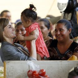 La Reina Letizia saca su vena más maternal durante su viaje de cooperación a El Salvador