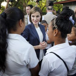 La Reina Letizia hablando con un grupo de niños en El Salvador