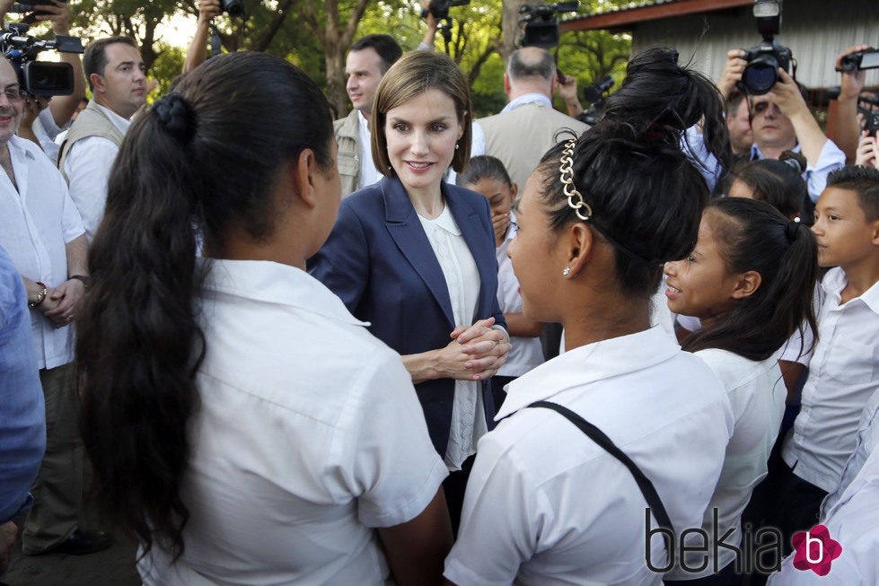 La Reina Letizia hablando con un grupo de niños en El Salvador