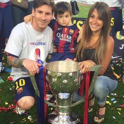 Leo Messi con Antonella Roccuzzo y Thiago celebrando la Liga 2015