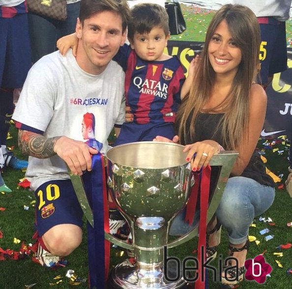 Leo Messi con Antonella Roccuzzo y Thiago celebrando la Liga 2015