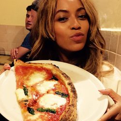 Beyoncé comiéndose una pizza en Italia