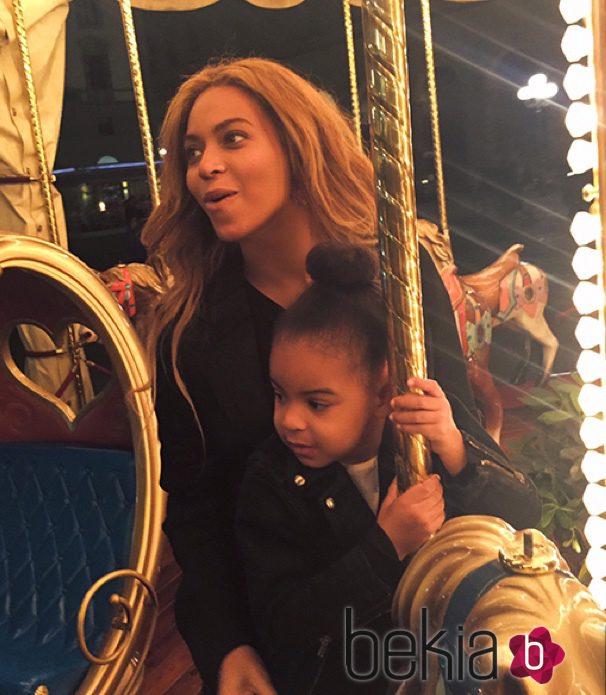 Beyoncé con su hija Blue Ivy Carter en un carrusel en Italia