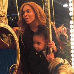 Beyoncé con su hija Blue Ivy Carter en un carrusel en Italia