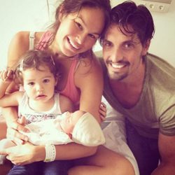 Primera foto de Mireia Canalda y Felipe López con sus hijos Inés y Nuno