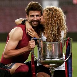 Shakira besa a Gerard Piqué en el Camp Nou tras ganar la Copa del Rey 2015