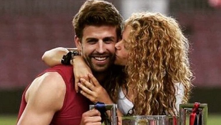 Shakira besa a Gerard Piqué en el Camp Nou tras ganar la Copa del Rey 2015