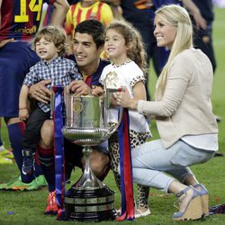 Luis Suárez y su familia posan con la Copa del Rey 2015