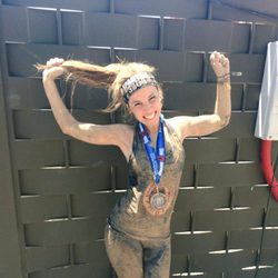 Natalia luce su medalla de la Spartan Race Madrid 2015