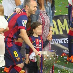 Andrés Iniesta, Anna Ortiz y su hija Valeria celebran la Liga 2014/2015