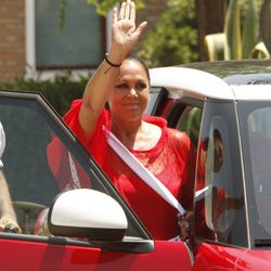 Isabel Pantoja saluda emocionada al salir de la cárcel para su primer permiso