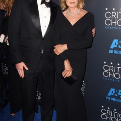 Jessica Lange y un acompañante en los premios Critics' Choice Awards 2015