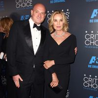 Jessica Lange y un acompañante en los premios Critics' Choice Awards 2015