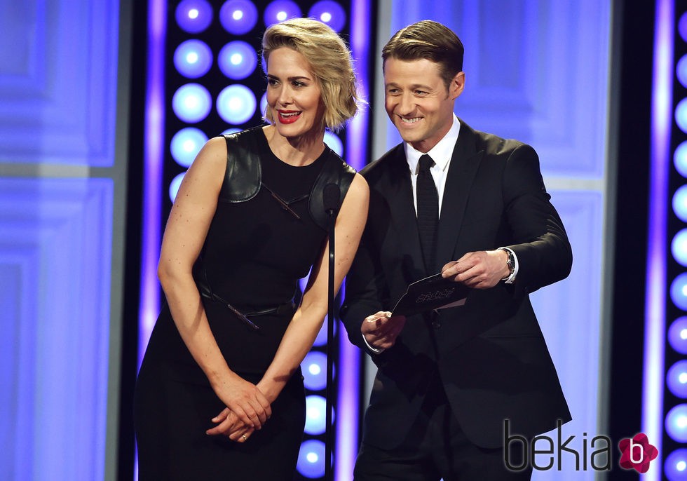 Sarah Paulson y Ben McKenzie en los premios Critics' Choice Awards 2015