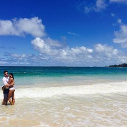 Zac Efron posando junto a su novia, Sami MIró en Hawái