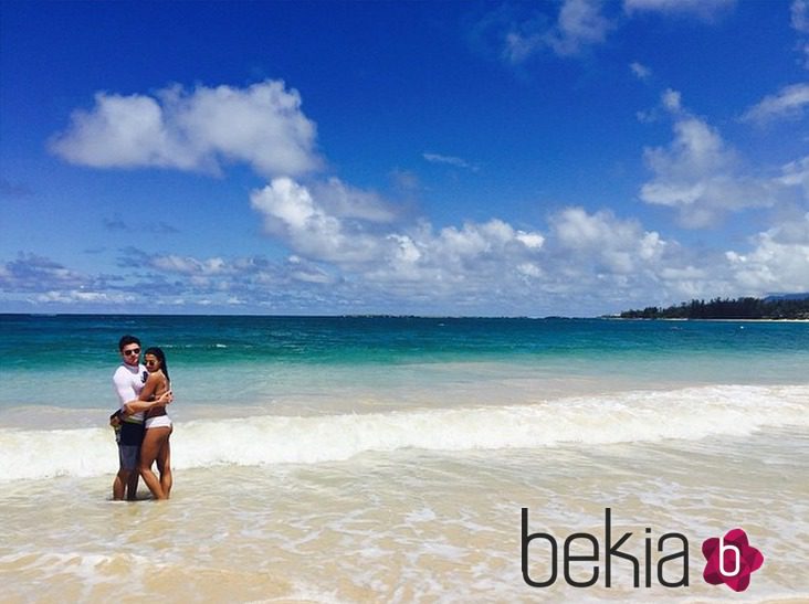 Zac Efron posando junto a su novia, Sami MIró en Hawái