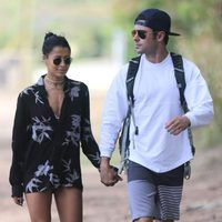 Zac Efron paseando de la mano junto a su novia Sami Miró en Hawái