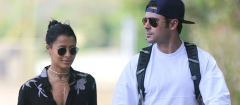 Zac Efron paseando de la mano junto a su novia Sami Miró en Hawái