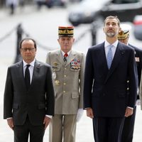 Los Reyes Felipe y Letizia con François Hollande a su llegada a París para su Viaje de Estado a Francia