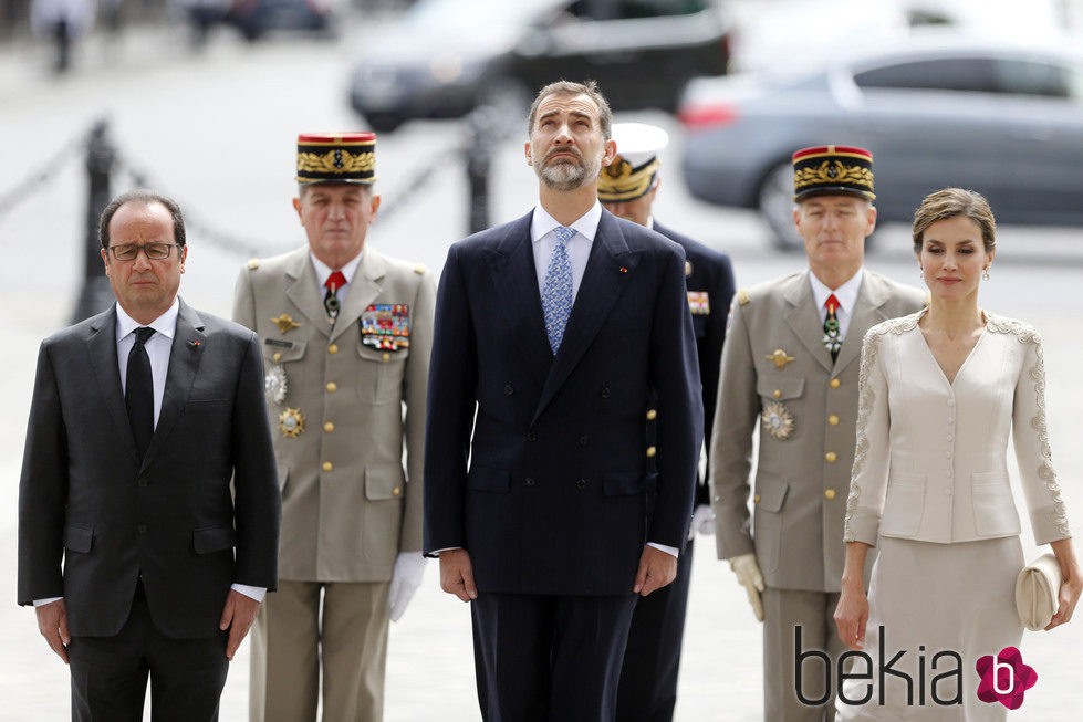 Los Reyes Felipe y Letizia con François Hollande a su llegada a París para su Viaje de Estado a Francia