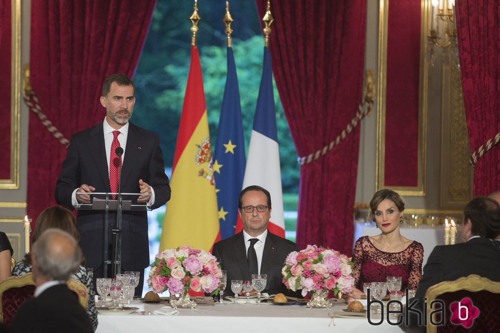 El Rey Felipe da un discurso ante François Hollande y la Reina Letizia en la cena de gala en El Elíseo