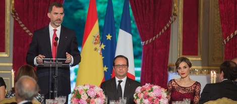 El Rey Felipe da un discurso ante François Hollande y la Reina Letizia en la cena de gala en El Elíseo