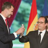 El Rey Felipe brinda con François Hollande en la cena de gala celebrada en su honor en El Elíseo