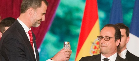 El Rey Felipe brinda con François Hollande en la cena de gala celebrada en su honor en El Elíseo
