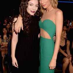 Lorde y Taylor Swift en los American Music Awards 2014