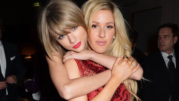 Taylor Swift y Ellie Goulding en la fiesta de los Universal Music Brits