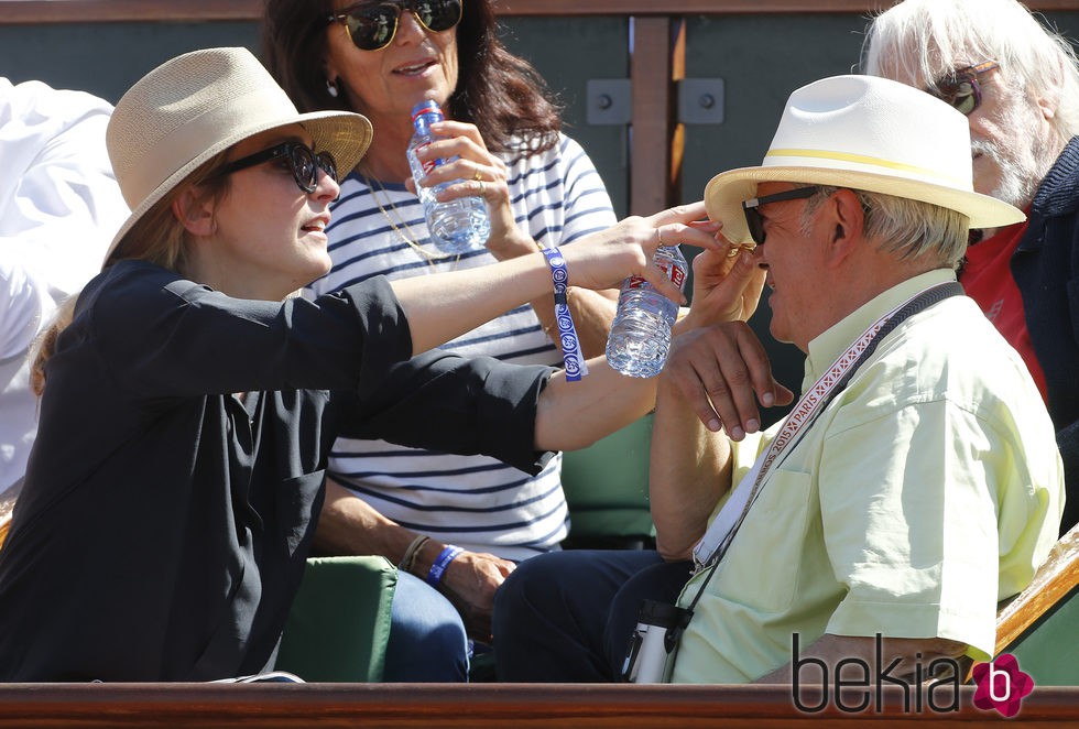 Julie Gayet juguetea con un señor en Roland Garros 2015
